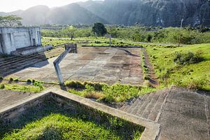 Vinales vallei, Cuba. Oud schoolgebouw en vervallen basketbalveld