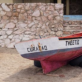 vissersbootje op het strand in Curaçao von Stephanie