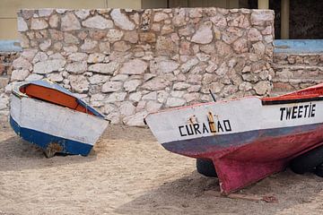 vissersbootje op het strand in Curaçao van Stephanie