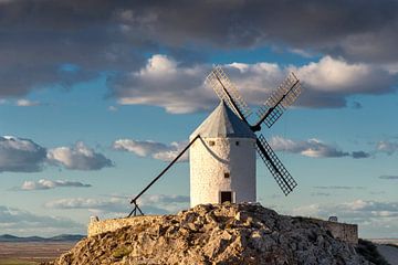 Historische windmolen van Don Quichot, in La Mancha (Spanje). van Carlos Charlez