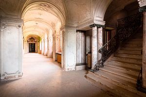Escaliers dans un couloir abandonné. sur Roman Robroek - Photos de bâtiments abandonnés