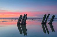 Einstellungssonne über Pfosten an den Gezeiten- sandflats am Ende des Tages von Sjoerd van der Wal Fotografie Miniaturansicht