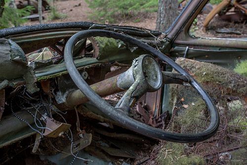Stuur in auto op kerkhof in bos in Ryd, Zweden