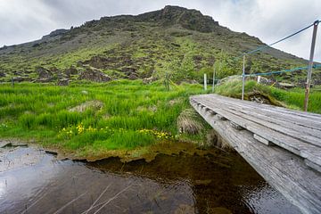 Island - Grüne Berge und riesige Steine mit Fluss und hölzernen B von adventure-photos