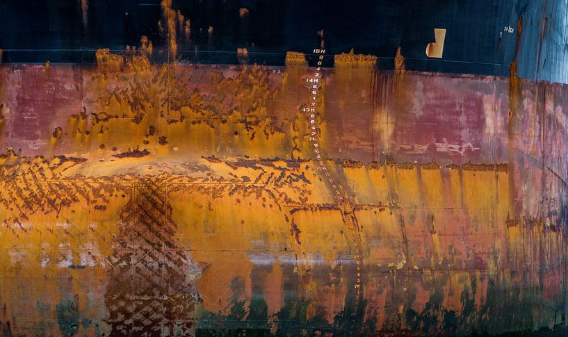 The bow of a bulk carrier impressive and battered. by scheepskijkerhavenfotografie