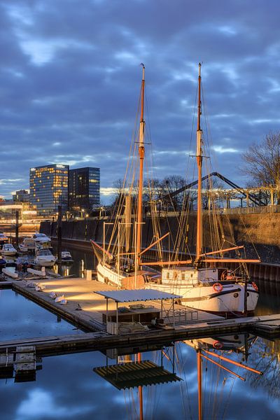 Segelschiff im Düsseldorfer Medienhafen von Michael Valjak