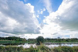 Wolken über dem Ackerland
