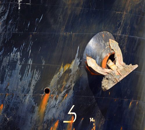 De boeg van een schip getekend door de zee