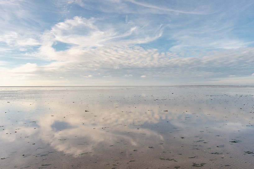 Bewölkter Himmel spiegelt sich auf dem Wattenmeer von Margreet Riedstra