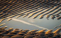 Reflectie in het strand. van Jolanda Bosselaar thumbnail