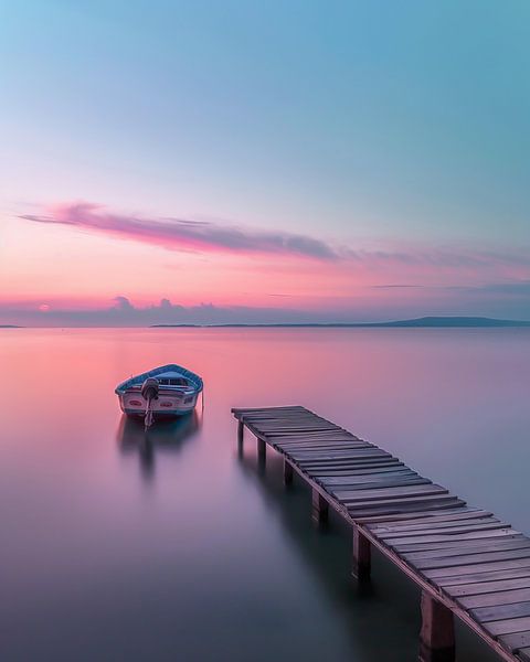 Boat on calm water by fernlichtsicht