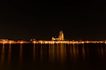 Skyline Dordrecht by night van SchumacherFotografie