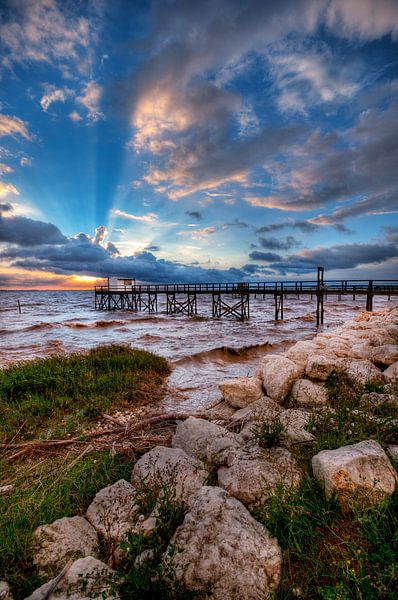 Frans visserhuisje (carrelet) bij zonsondergang aan de Gironde. van Tammo Strijker