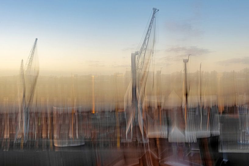 Abstracte vage havensituatie in Lübeck met boten en kraan van Maren Winter