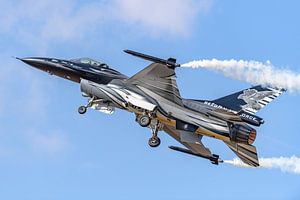 Belgische F-16 Demo Team: de Dark Falcon. van Jaap van den Berg