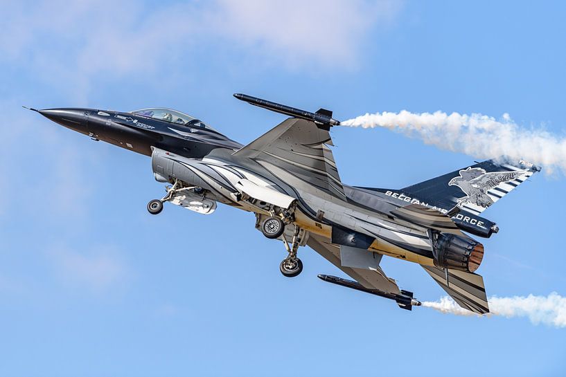 Belgian F-16 Demo Team: the Dark Falcon. by Jaap van den Berg