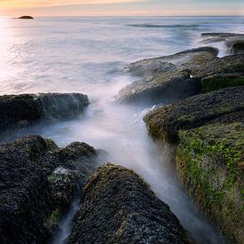 Sonnenuntergang an der Opalküste in Frankreich. Mit dominanten Felsen im Vordergrund. von Rob Christiaans