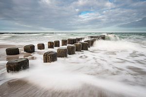 Groynes on shore of the Baltic Sea on a stormy day sur Rico Ködder