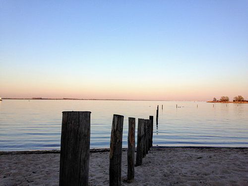 Aan de Zee met zonsondergang 