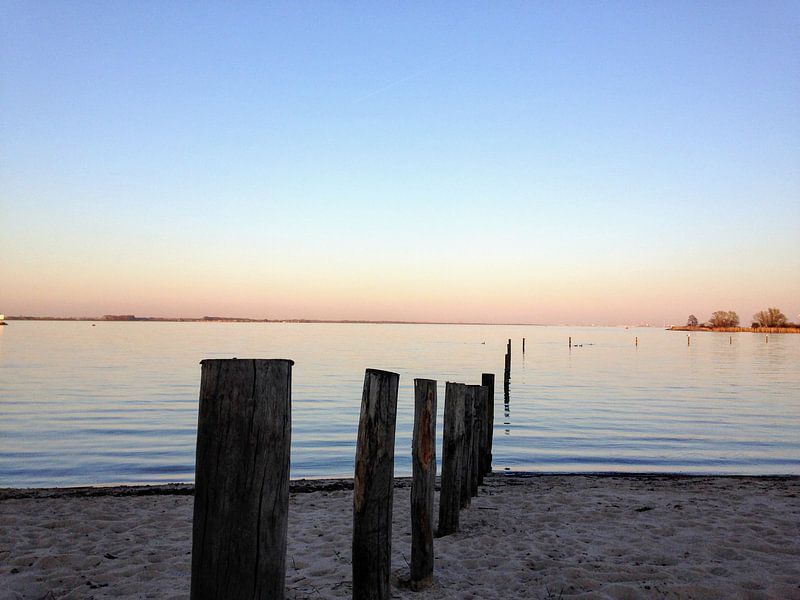 Aan de Zee met zonsondergang  von Esther Tonnaer