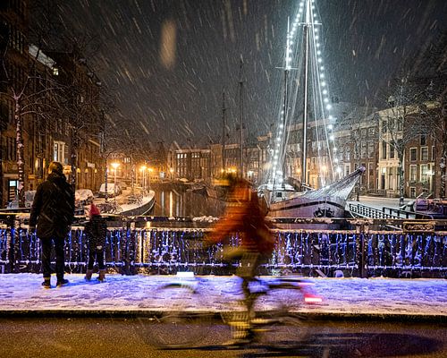 Sneeuw op de A Brug in Groningen