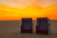 Strandstoelen in de avondzon