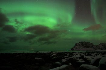 Noorderlicht cirkelt boven Noors strand