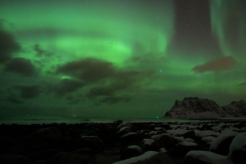 Northern lights circling above Norwegian beach by Hannon Queiroz
