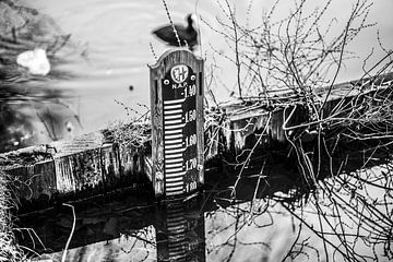 Waterstand peilmeter in sloot met houten dam zwartwit van Jan Willem de Groot Photography