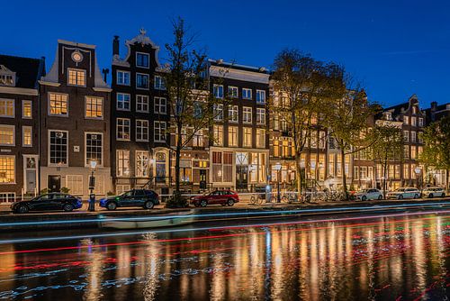 Navigation en soirée sur le Herengracht d'Amsterdam