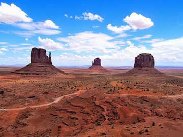 Rote Felsformation im Monument Valley von Karel Frielink