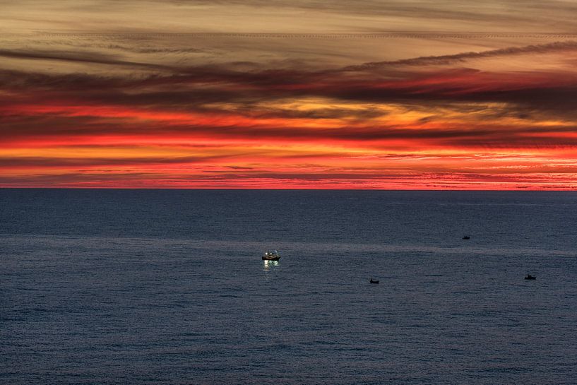 Lever de soleil et un bateau de pêche près de Lastres, Golfe de Biskaye. par Harrie Muis