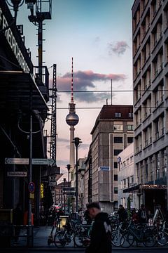 Berliner Fernsehturm Straßenfotografie Sonnenuntergang