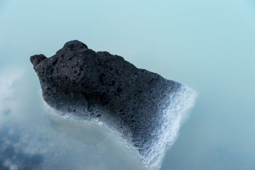 Lavastein im Wasser der blauen Lagune