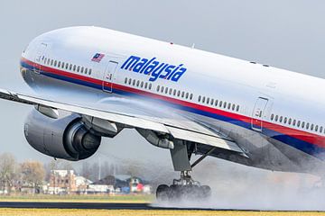 Malaysia Airlines Boeing 777-200 stijgt op. van Jaap van den Berg