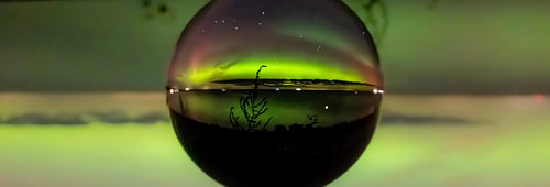 Noorderlicht in een glazen bol – Fotografie van het noorderlicht