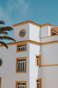 Charaktervolle Immobilie in der Altstadt von Ibiza, Dalt Vila. Quadratisches weißes Gebäude mit gelben Details