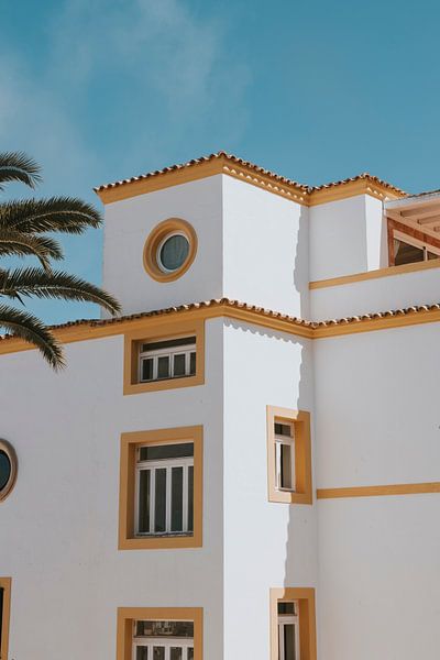 Propriété de caractère dans la vieille ville d'Ibiza, Dalt Vila. Bâtiment carré blanc avec des détails jaunes par Manon Visser