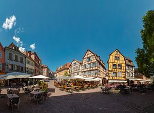 Vakwerk huizen aan de Grand’Rue, terrassen, cafe, Colmar, Alsace, Frankrijk van Rene van der Meer