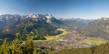 Zugspitze und Garmisch-Partenkirchen von Walter G. Allgöwer