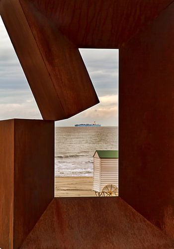 Zeezicht Foto met Industriële Sculptuur