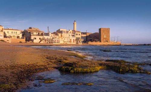 L'heure dorée baigne Punta Secca, près de Raguse, en Sicile, d'une lueur chaleureuse