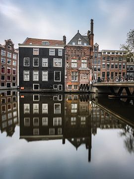 Kanaal en oude huizen in Amsterdam op Oudezijds Voorburgwal