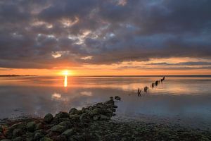 Wattenmeer mit Mastenreihe