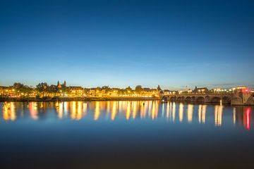 Skyline en stadslichten van Maastricht op de Maasboulevard van John van de Gazelle