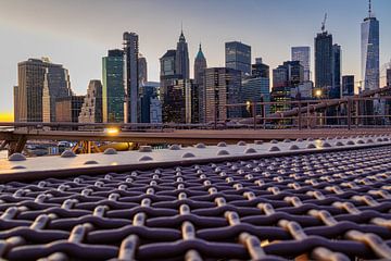 De skyline van New York vanaf de Brooklyn Bridge bij zonsondergang in de winter van Mohamed Abdelrazek