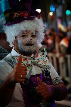 Bunte Nacht Porträt des Karnevals auf Teneriffa von Jos Voormolen