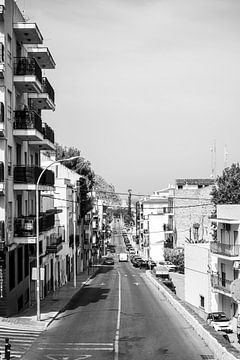 Straße von der Altstadt zum Hafen in Javea, Costa Blanca von Arte D'España