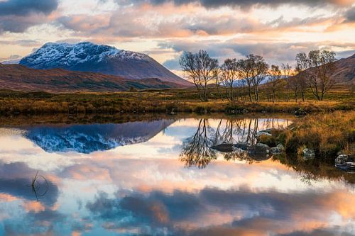 Evening atmosphere at the lake in the Highlands