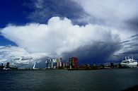 Wolk boven Rotterdam van Michel van Kooten thumbnail